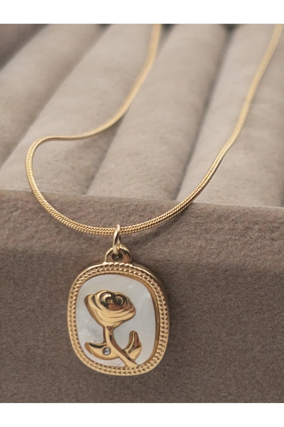 Vintage rose 🌹 flower necklace with a stainless steel chain – a lovely gift for girls and women.