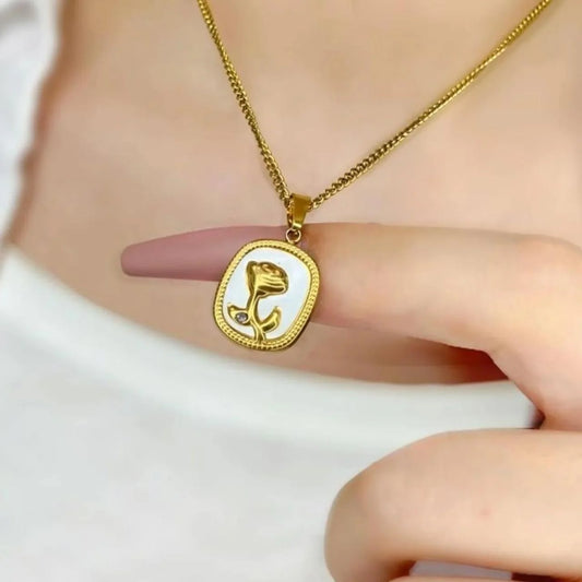 Vintage rose 🌹 flower necklace with a stainless steel chain – a lovely gift for girls and women.